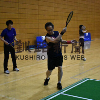 ネット挟み男女２６人熱戦　体育祭バウンドテニス(2021-07-11)