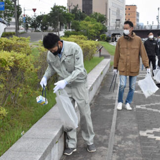 釧路川周辺のごみ拾いに汗流す(2021-07-16)