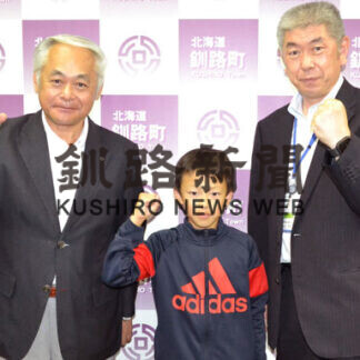 遠矢小４年の佐藤君、羽球全国大会出場で町役場を表敬訪問(2021-07-25)