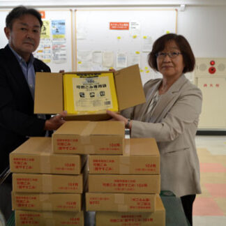 市指定のごい袋２０００枚寄贈　釧路地区連合会、道教大釧路校に(2021-07-13)