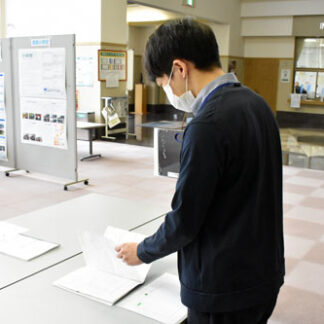 防災パンフ６点展示　標津小児童が作製(2021-07-13)