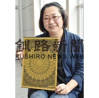 釧路の樫尾さん制作の切り絵がパリで好評、来年シンガポールでも展示(2021-07-05)