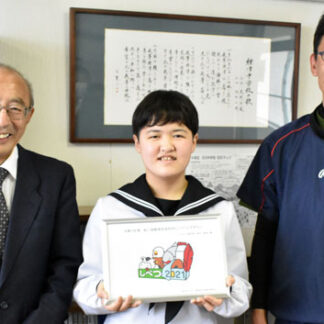 和田さんに記念の額縁を贈呈、赤い羽根共同募金「ご当地ピンバッジ」のデザイン考案(2021-07-17)