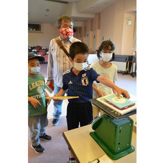 ゲームや読み聞かせ  親子連れら楽しむ(2021-07-02)