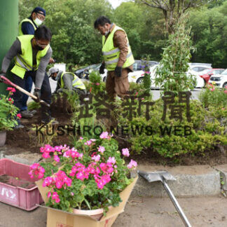 旭町の花壇を「丹頂の里」に移植　坂野建設が協力　(2021-08-20)