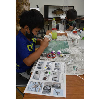 小学生が野鳥フィギュアづくり(2021-08-03)