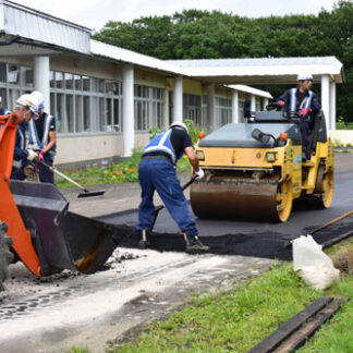 三共舗道が地域貢献、厚床小中で修繕作業(2021-08-21)