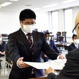 根室市議１６人に当選証書　活動力で課題解決を(2021-08-26)