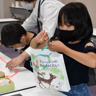 クラフトバッグ工作楽しむ　夏休み図書館教室(2021-08-12)