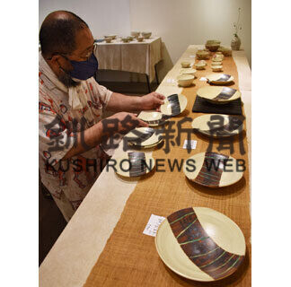 緑の発色織部焼、食器１５０点並ぶ　恵波さん個展(2021-08-05)