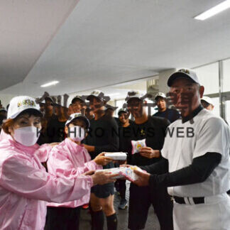 華実の会　亜大野球部に弁当差し入れ　「元気になって」(2021-08-13)