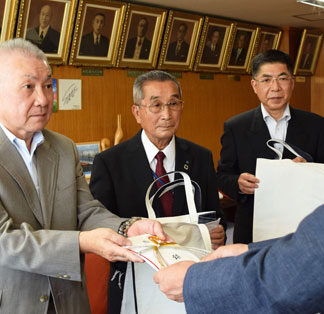 自動車関係８団体が市にエコバッグ寄贈(2021-08-02)