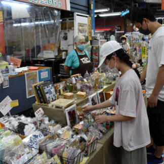 売り場移転で人気上昇　親子連れにぎわう(2021-08-10)