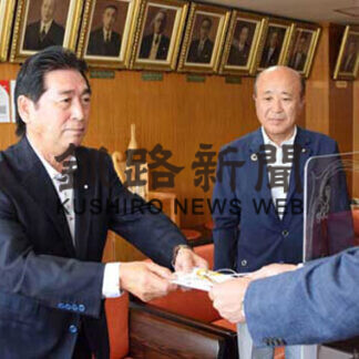 交通災害遺児へ　アマチュア歌謡連盟、釧路市に寄付(2021-08-05)