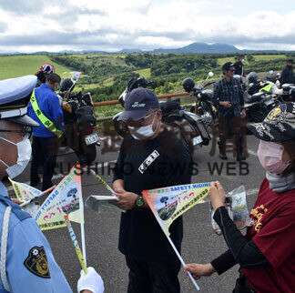 中標津署と郵便局、事故防止へ安全旗装着_1(2021-08-24)