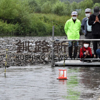 先祖の冥福祈り灯籠流し　阿寒・舌辛川で地域住民ら(2021-08-22)
