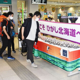 横断幕で到着客歓迎　ピーチ東京線１周年(2021-08-02)