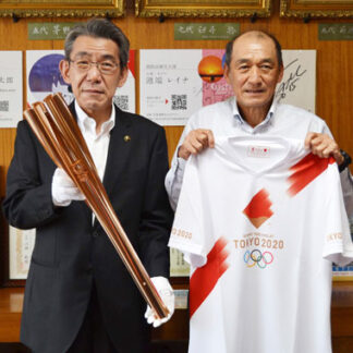 聖火トーチ見てほしい　走者の田森さん展示前に市長表敬(2021-08-19)
