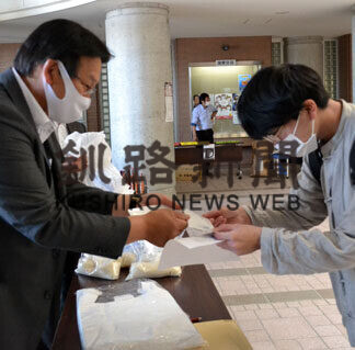 公立大生に食料支援　釧路の２団体、牛乳券など配布(2021-08-13)