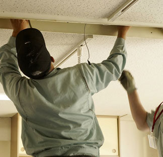 釧根電気工事業協同組合が市内福祉施設のコンセント修繕(2021-08-08)