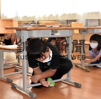 地震、机の下に隠れて　共栄小で防災授業(2021-08-30)