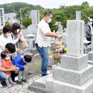 釧路陵墓公苑で家族連れら墓参り(2021-08-15)