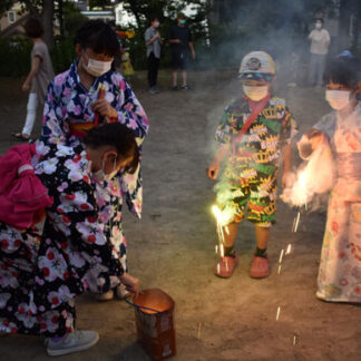 子供たちが花火楽しむ(2021-08-04)