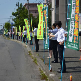 北海道損害保険代理業協会釧路支部が「旗の波」で交通安全啓発(2021-08-09)