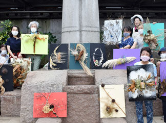 レリーフ的な表現挑戦　草月流、野外で研究会(2021-08-11)