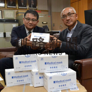 ７０周年の春採中にマスク１．２万枚　日中友好協会釧路支部寄贈(2021-08-22)