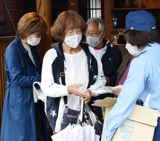 釧路地区交通安全推進協議会が道の駅摩周温泉で街頭啓発(2021-08-21)