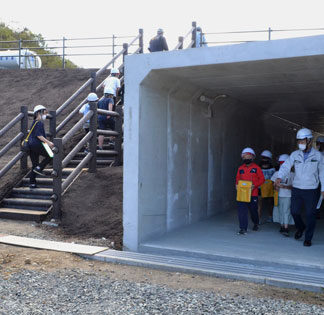 高台避難道路 歩いて見学　霧多布小児童ら防災取り組み学ぶ(2021-09-09)