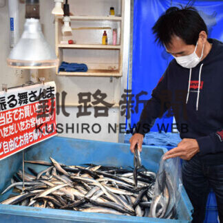 今季初の「振る舞サンマ」　根室の魚信、買い物客に無料提供(2021-09-25)