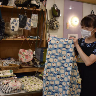 手作りエプロン、布バッグ多彩　斉藤さん作品展(2021-09-09)