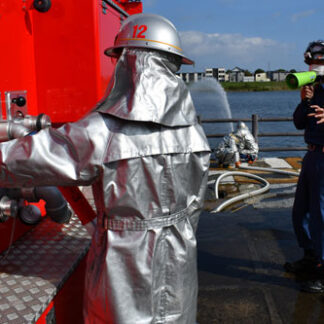 川の水活用、ポンプ車に　西消防署が技術向上訓練(2021-09-08)