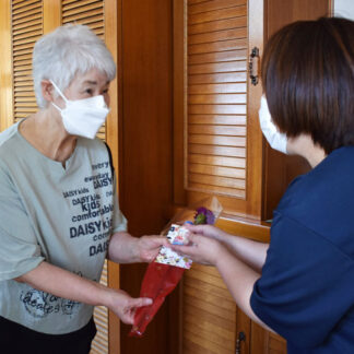 ヤクルトレディが花贈呈　一人暮らしの高齢者宅訪問　釧路(2021-09-16)