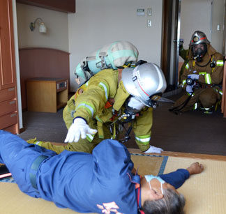 救助活動本番さながら　ホテルで消防訓練　阿寒湖温泉支署　(2021-09-16)