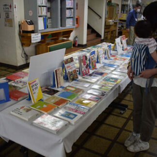 敬老の日企画展 多彩な本並ぶ(2021-09-10)