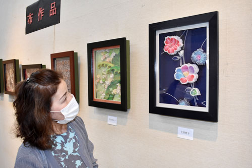 シャドーボックス作品展、紙や模様切り抜き 立体感を表現(2021-09-05)