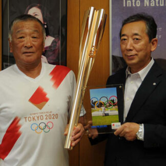 聖火トーチで五輪身近に　後藤さん町に寄贈(2021-09-09)