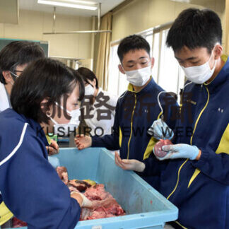 内臓の仕組みを学ぶ　湖陵高で解剖実習、医師目指す生徒６人(2021-09-11)