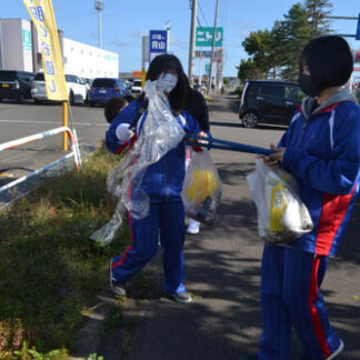 校舎周辺、地域きれいに　釧路東高生が清掃活動(2021-09-23)