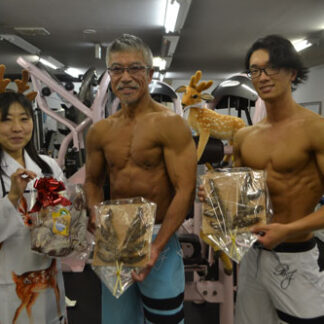 大会前にシカ肉商品寄贈　高橋さん、ボディビル２選手に(2021-09-03)