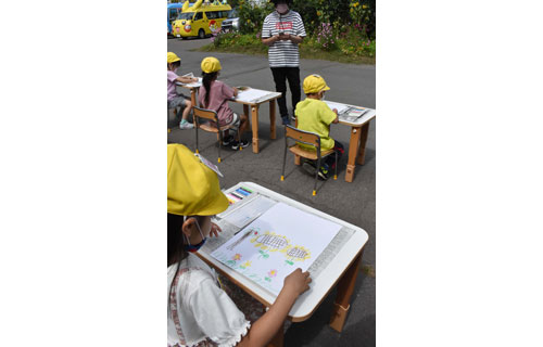 ひぶな幼稚園園児が花々題材にお絵かき(2021-09-05)