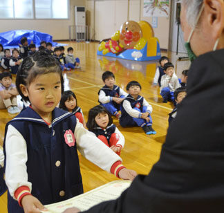 敬老の日似顔絵上手に描けたね　こども園よしので表彰式(2021-10-01)