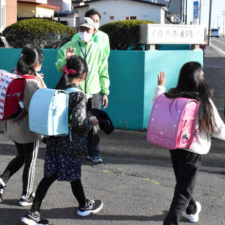 「気を付けて帰ってね」　下校児童見守り　根室地区保護司会(2021-10-22)