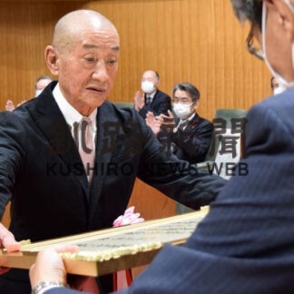 山辺さんに市スポーツ賞授賞式　ハンドボール普及に貢献(2021-10-28)