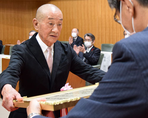 山辺さんに市スポーツ賞授賞式 ハンドボール普及に貢献(2021-10-28)