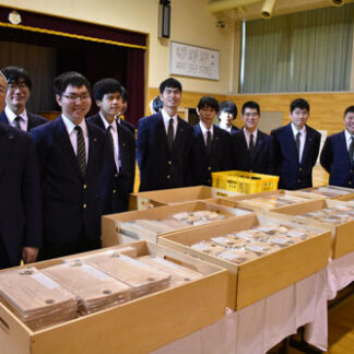 支援学校協力に感謝　小針土建に木工製品６００個受納(2021-10-19)