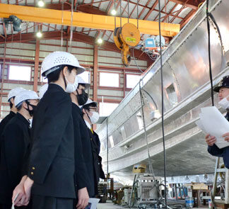 厚岸中生が船造りを見学(2021-10-16)